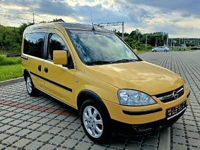 Żółty Używany 2006 Opel Combo Minivan | 10 900 zł