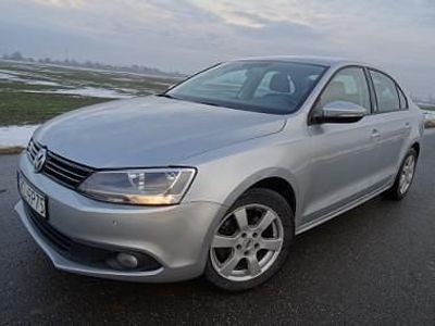 używany VW Jetta VI polski salon / tylko 90 tys km przebiegu bagate wyposażenie