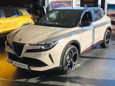 Nowe Alfa Romeo Junior Edizione Speciale 145 KM (106 kW) 2025 Lakier metalizowany szary z czarnym dachem  scala SUV