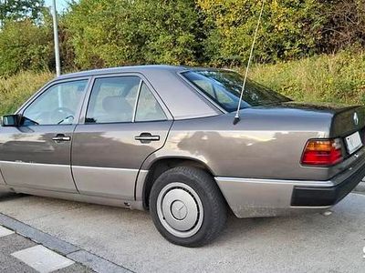 Brązowy Używany 1991 Mercedes E230 Sedan/Limuzyna | 9000 zł