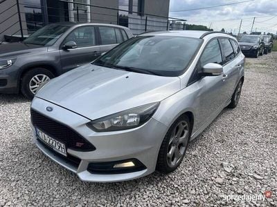 Srebrny Używany 2015 Ford Focus ST Kombi | 47 900 zł (Uczciwa cena)