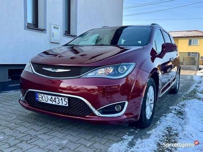 Bordowy Używany 2017 Chrysler Pacifica Minivan | 74 900 zł (Dość drogi)
