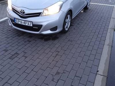 Używany Toyota Yaris 2012 Srebrny Sedan/Limuzyna