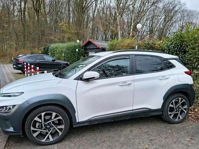 Biały Używany 2023 Hyundai Kona SUV | 83 000 zł (Dobra cena)