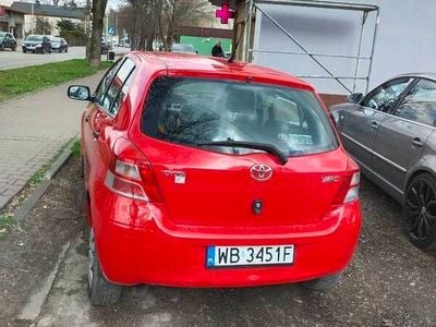 Używany Toyota Yaris 2010 Czerwony Sedan/Limuzyna
