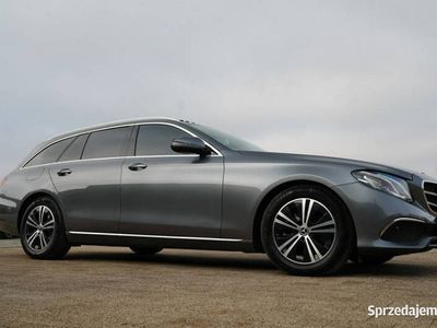 używany Mercedes E220 FUL LED skóra SZYBERDACH kamera 4 MATIC el.k…