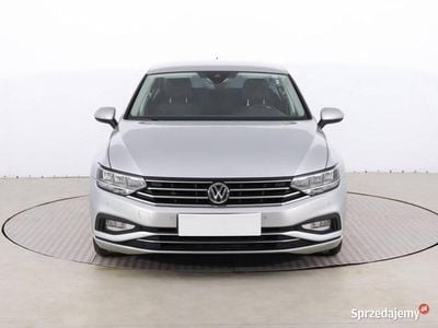 Srebrny Używany 2019 VW Passat Sedan/Limuzyna | 63 999 zł (Dobra cena)