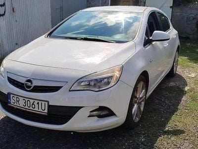 Biały Używany 2012 Opel Astra Hatchback | 26 500 zł (Uczciwa cena)
