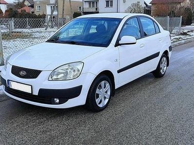 Używany Kia Rio 97 KM (71 kW) 2006 Biały Sedan/Limuzyna