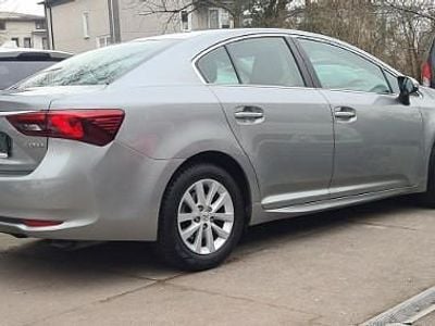 Używany Toyota Avensis 134 KM (98 kW) 2018 Srebrny Sedan/Limuzyna