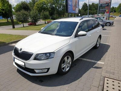 Biały Używany 2015 Skoda Octavia Ambition Kombi | 27 900 zł (Dość drogi)
