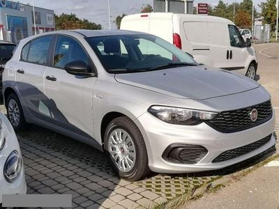 Srebrny (metalik) Używany 2018 Fiat Tipo Hatchback | 43 089 zł