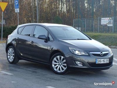 Beżowy Używany 2011 Opel Astra Hatchback | 24 600 zł (Uczciwa cena)