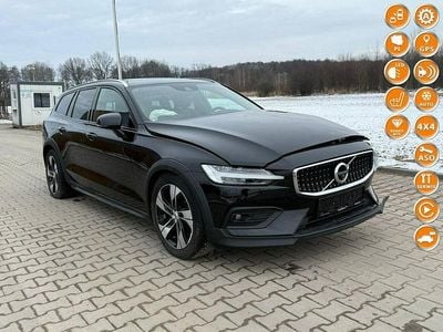 Używany Volvo V60 CC Pro 190 KM (139 kW) 2020 Czarny Kombi