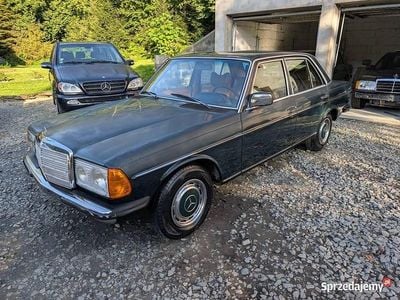 Używany Mercedes 250 1976 Zielony Sedan/Limuzyna