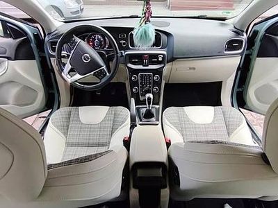 Niebieski Używany 2016 Volvo V40 Hatchback | 56 500 zł