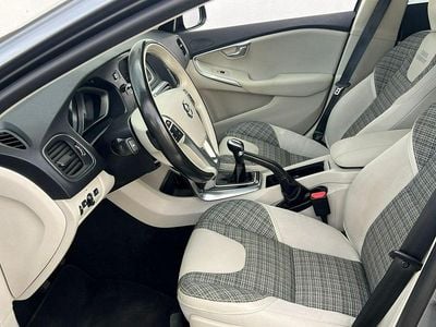 Szary Używany 2017 Volvo V40 CC Kombi | 79 000 zł