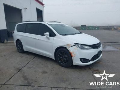 Biały (metalik) Używany 2018 Chrysler Pacifica SUV | 46 100 zł