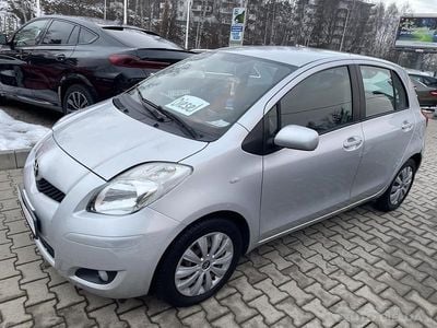 Używany Toyota Yaris 90 KM (66 kW) 2011 Srebrny metalik Hatchback