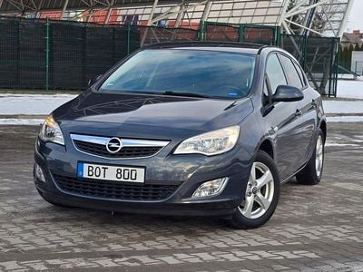 Używany Opel Astra Cosmo 140 KM (102 kW) 2010 Niebieski jasny (metalik) Hatchback