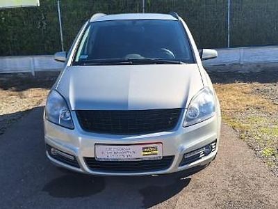 Srebrny Używany 2005 Opel Zafira Minivan | 12 800 zł