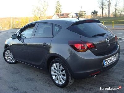Beżowy Używany 2011 Opel Astra Hatchback | 23 000 zł (Uczciwa cena)