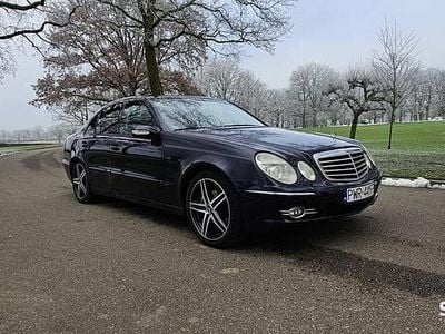 Granatowy Używany 2005 Mercedes E200 Classic Sedan/Limuzyna | 17 000 zł