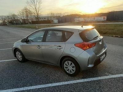 Używany Toyota Auris 90 KM (66 kW) 2014 Szary Hatchback