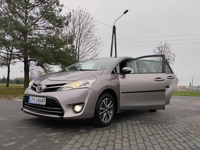 Brązowobeżowy Używany 2015 Toyota Verso Premium Minivan | 48 900 zł (Uczciwa cena)