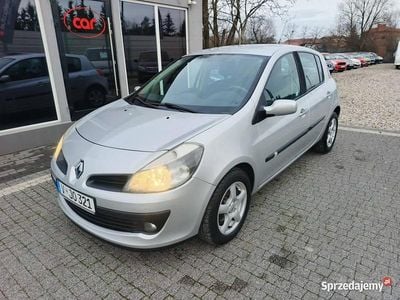 Srebrny (metalik) Używany 2006 Renault Clio II Hatchback | 8600 zł