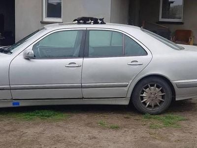 Używany Mercedes E320 2000 Srebrny Sedan/Limuzyna