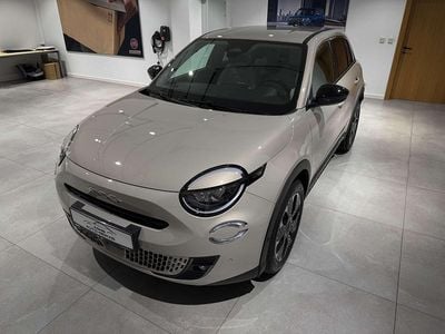 Nowe Fiat 600 La Prima 110 KM (80 kW) 2025 Lakier metalizowany lazurowy acqua SUV