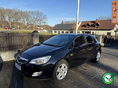Czarny Używany 2011 Opel Astra Hatchback | 23 999 zł (Uczciwa cena)
