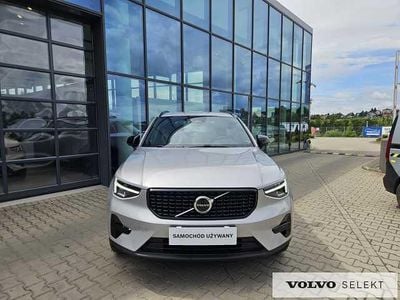 Srebrny Używany 2025 Volvo XC40 SUV | 156 900 zł (Uczciwa cena)