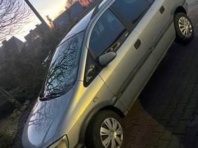 Srebrny Używany 2002 Opel Zafira Minivan | 1950 zł