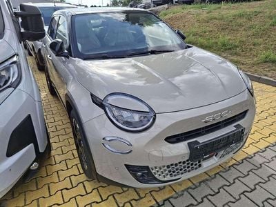 Nowe Fiat 600 La Prima 110 KM (80 kW) 2025 Lakier metalizowany kremowy cappucino z dachem w kolorze czarny cinema SUV