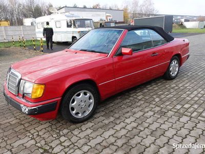 Czerwony Używany 1993 Mercedes E300 Kabriolet | 52 900 zł