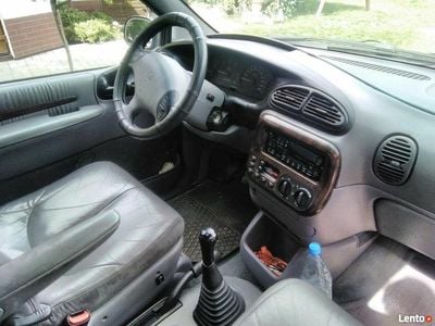 Szary Używany 1999 Chrysler Voyager Minivan | 7500 zł