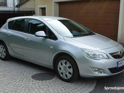 Używany Opel Astra 101 KM (74 kW) 2010 Srebrny Hatchback