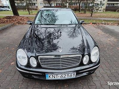 Czarny Używany 2003 Mercedes E500 Avantgarde Sedan/Limuzyna | 34 500 zł
