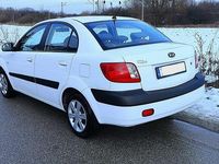 Używany Kia Rio 97 KM (71 kW) 2006 Biały Sedan/Limuzyna