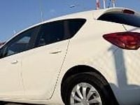 Używany Opel Astra 90 KM (66 kW) 2011 Biały Hatchback