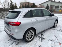 Używany Mercedes A180 136 KM (100 kW) 2020 Srebrny Minivan