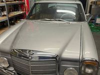 używany Mercedes W114 