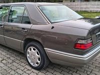 Używany Mercedes E200 1990 Brązowy Sedan/Limuzyna