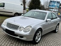 Używany Mercedes E240 180 KM (132 kW) 2003 Srebrny (metalik) Sedan/Limuzyna