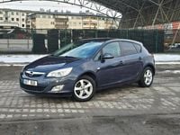 Używany Opel Astra Cosmo 140 KM (102 kW) 2010 Niebieski jasny (metalik) Hatchback