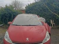 Używany Peugeot 208 Allure 2016 Czerwony Hatchback