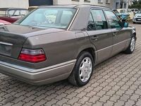 Używany Mercedes E200 1990 Brązowy Sedan/Limuzyna