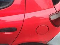 Używany Toyota Yaris 1999 Czerwony Sedan/Limuzyna